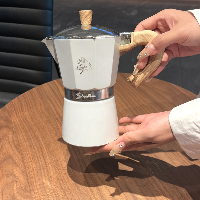 Coffee Equipment Wholesale - モカポット 3/6カップ - イタリア製ストーブトップエスプレッソメーカー（ガス＆電気コンロ対応）、クラシックグレカカフェティエラ・マキネッタ・カフェ（安全弁付き）