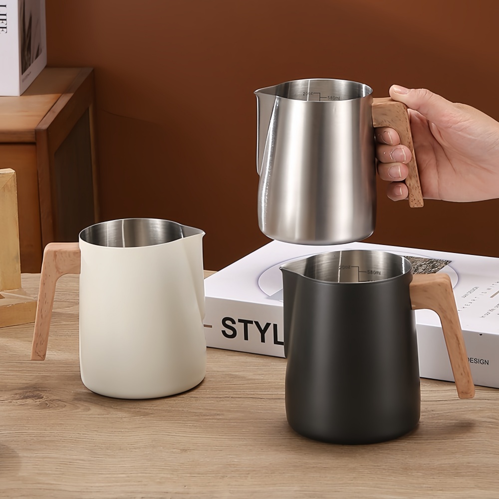 Milk Steaming Pitcher - コーヒーミルク泡立てピッチャージャグ 304 ステンレス鋼精密スケール火傷防止木目ハンドルプロのコーヒー器具