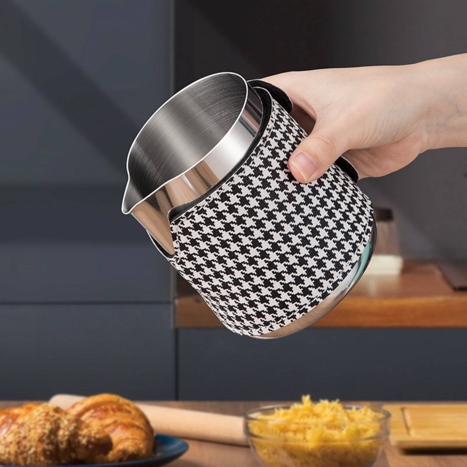 Milk Steaming Pitcher - ラテアートピッチャー 耐熱計量泡立てピッチャー ミルク蒸し用ジャグ 初心者向けラテアートカップ 食器洗い機対応